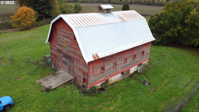 view of outdoor structure with a yard