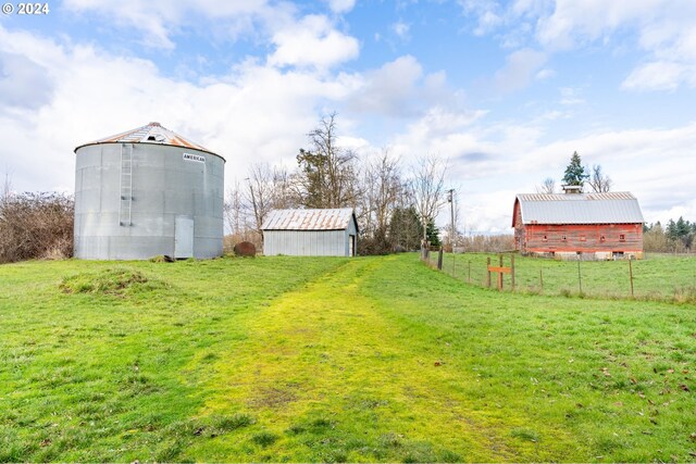 view of yard featuring a rural view and an outbuilding