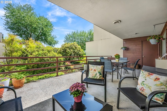 5250 S Landing Dr Unit 111B1, Portland, OR 97239 - balcony with outdoor dining area