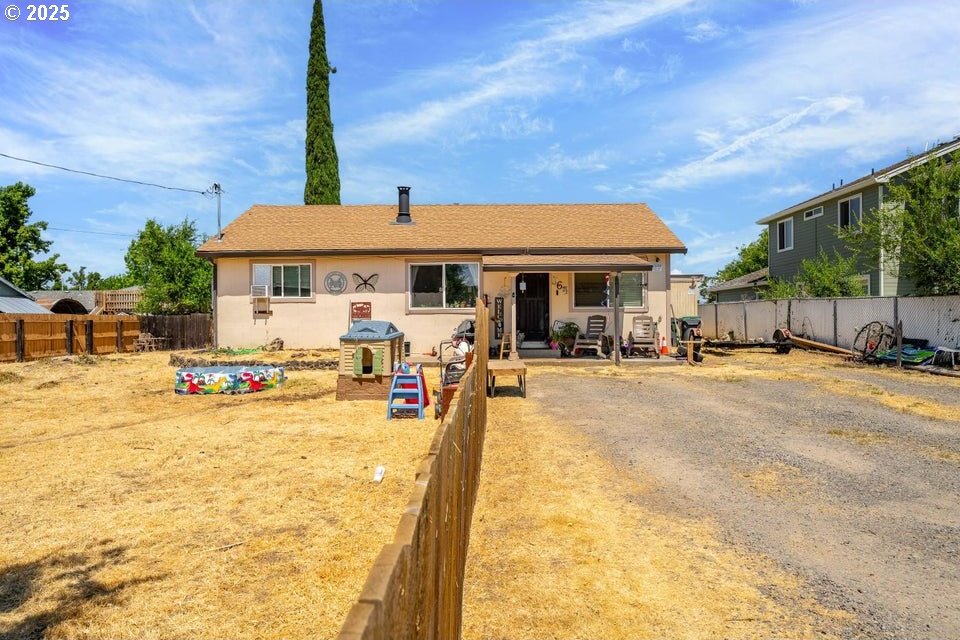 364 N 10th St, Central Point, OR 97502 - back of house featuring a fenced backyard and stucco siding