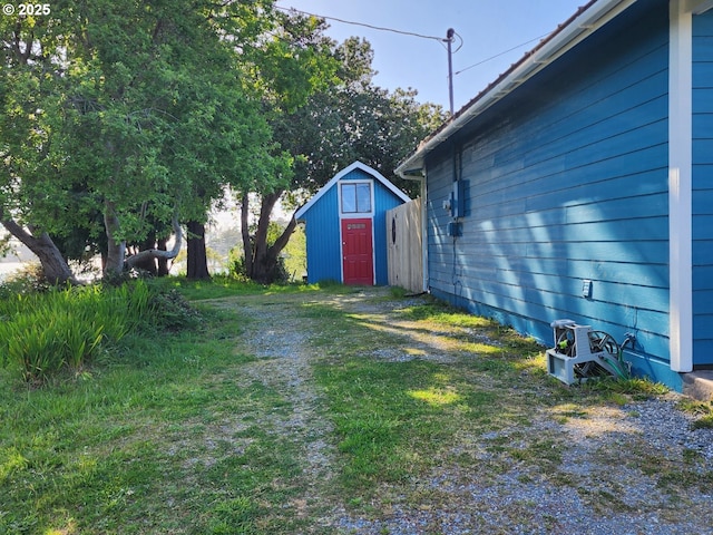 view of yard featuring an outbuilding and a storage shed