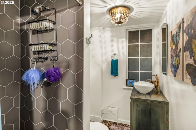 3045 SW Gaston Ave, Portland, OR 97239 - full bath featuring a tile shower, vanity, baseboards, a chandelier, and toilet