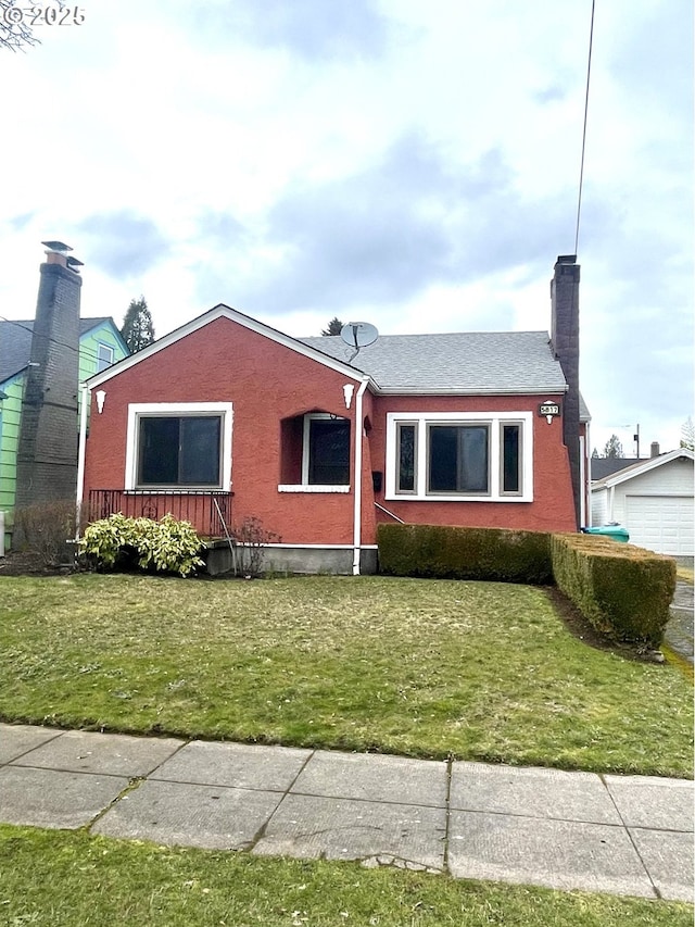 view of front of property featuring a front yard