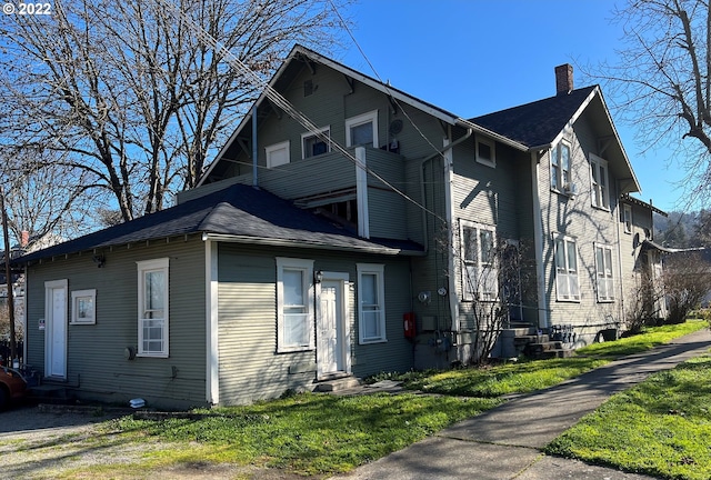 view of front of house with a front lawn