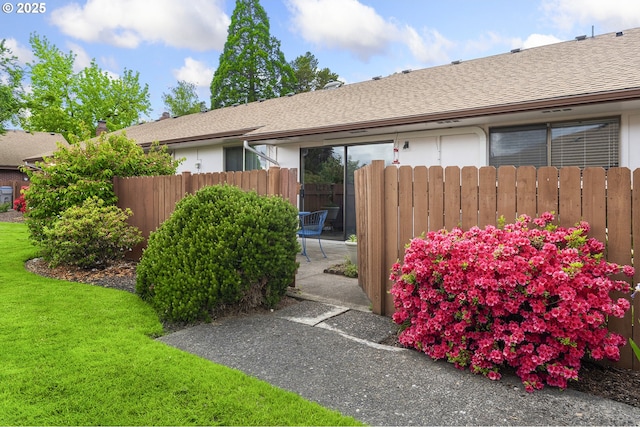 view of yard featuring a patio
