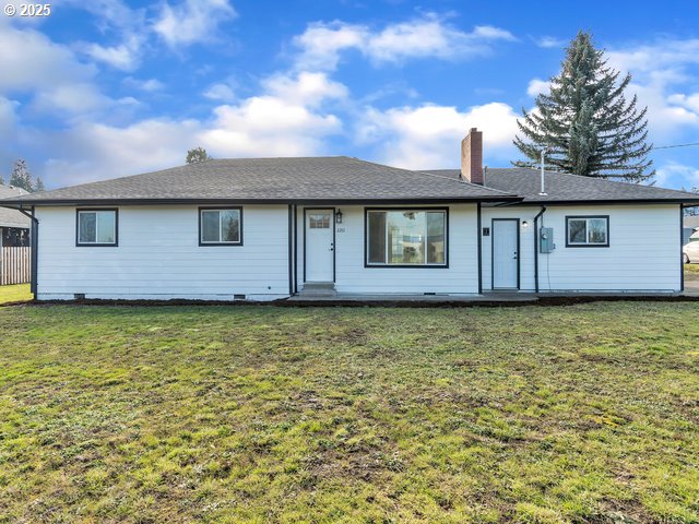 ranch-style home with a front yard