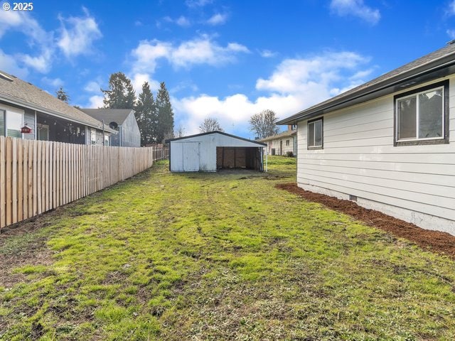 view of yard featuring an outdoor structure