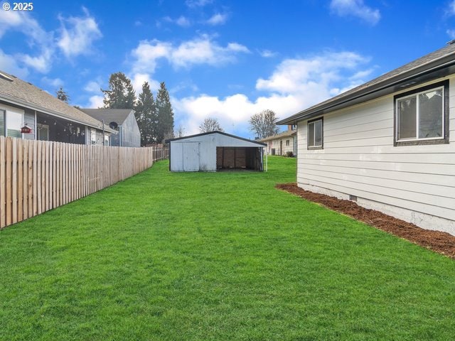 view of yard featuring an outbuilding