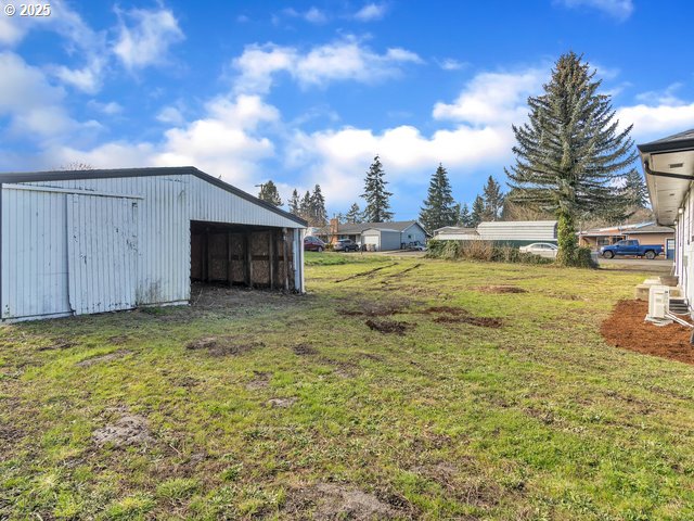 view of yard featuring an outdoor structure