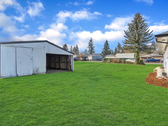 view of yard with an outdoor structure