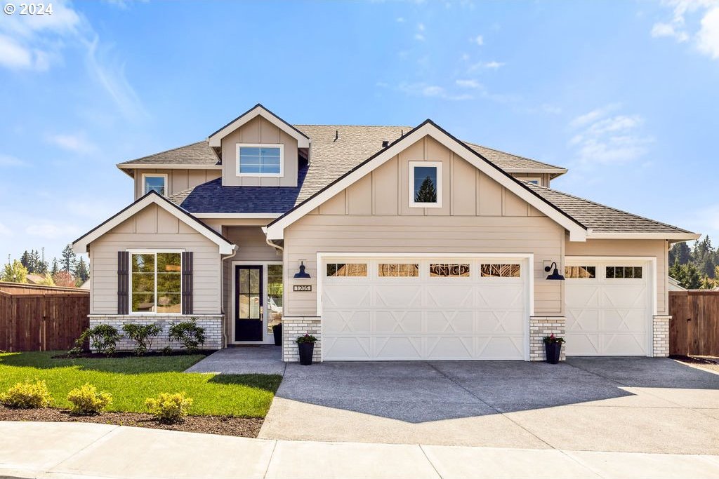 craftsman inspired home featuring a front yard and a garage