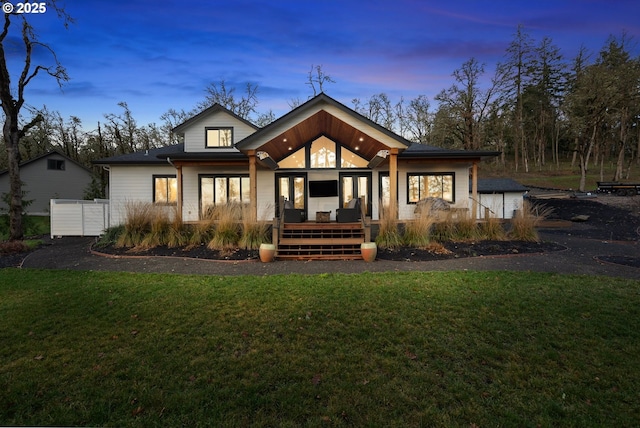 view of front of property featuring a yard