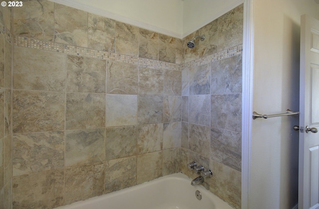 bathroom with tiled shower / bath