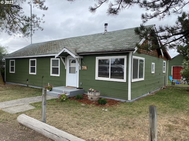 bungalow-style house featuring a front lawn