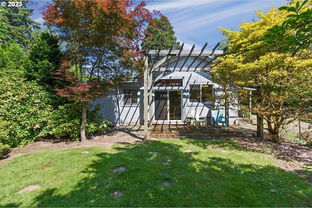 view of yard with a pergola