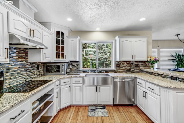 2940 Robinwood Dr, Forest Grove, OR 97116 - kitchen with stainless steel appliances, under cabinet range hood, a sink, white cabinetry, and a textured ceiling