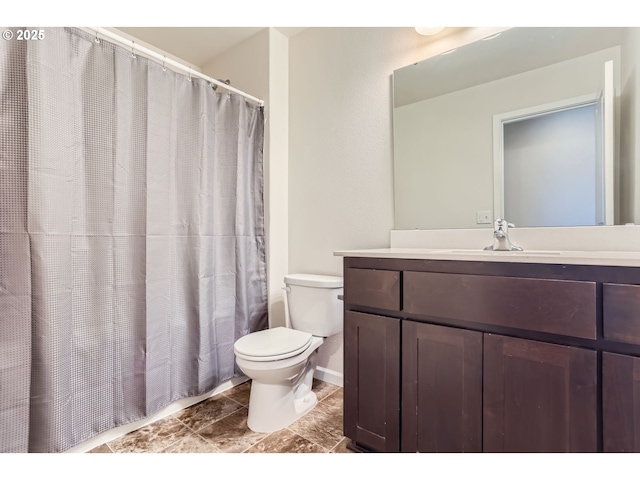 full bath featuring toilet, curtained shower, and vanity