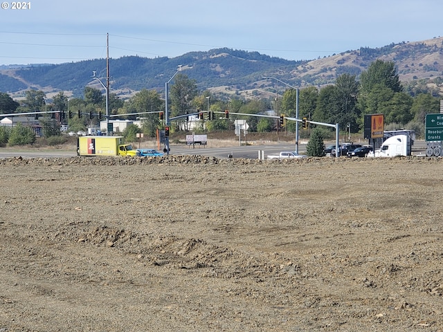 Listing photo 2 for 261 Grant Smith Rd, Roseburg OR 97471