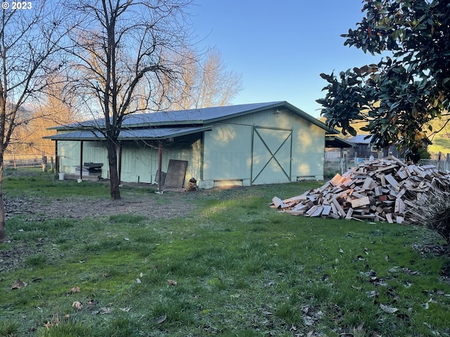 view of shed / structure with a yard