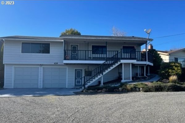 view of front property featuring a garage