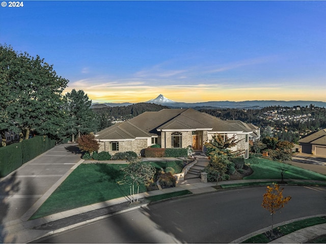 view of front of property featuring a mountain view