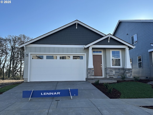 craftsman house featuring a garage