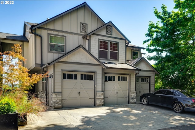 view of front facade featuring a garage