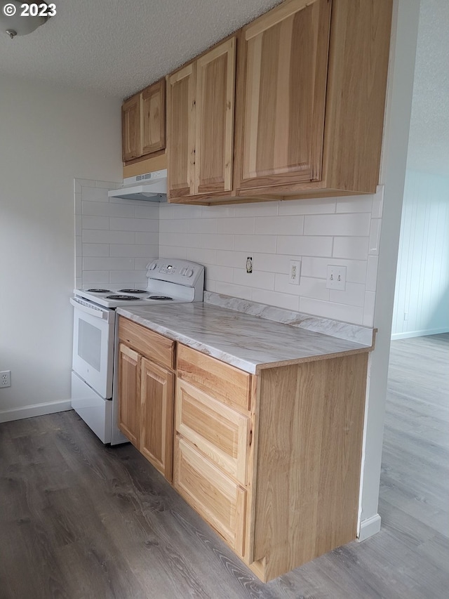 kitchen featuring dark hardwood / wood-style floors, light brown cabinets, white electric stove, backsplash, and a textured ceiling