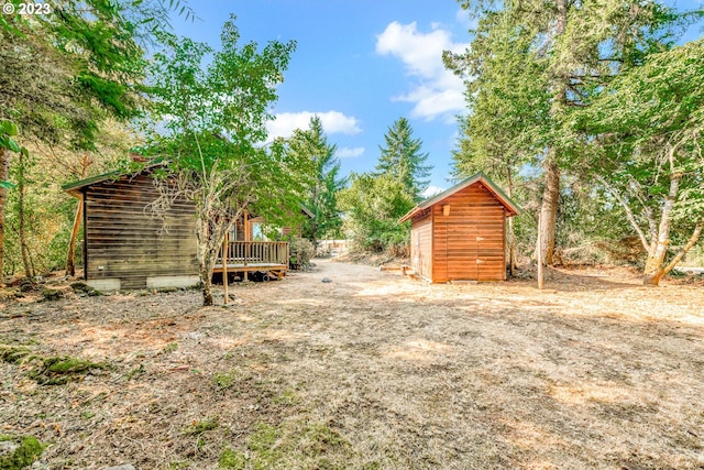 view of yard with a shed