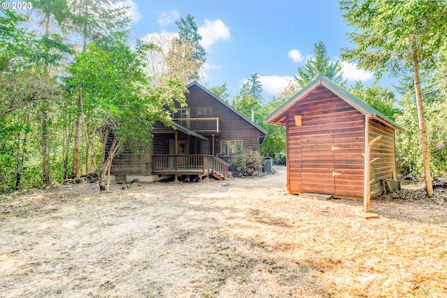 view of yard with a storage unit and a deck