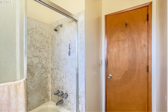 bathroom with tiled shower / bath combo