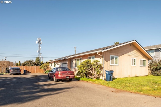 view of front of property featuring a front lawn