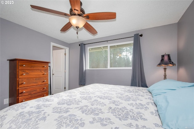 bedroom featuring ceiling fan and a textured ceiling