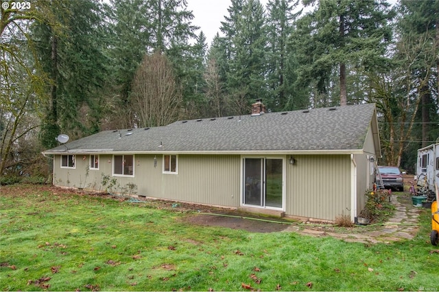 back of house featuring a lawn