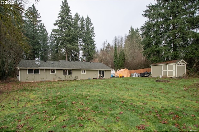 view of yard featuring a storage shed