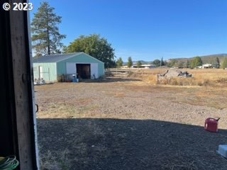 view of yard featuring an outdoor structure