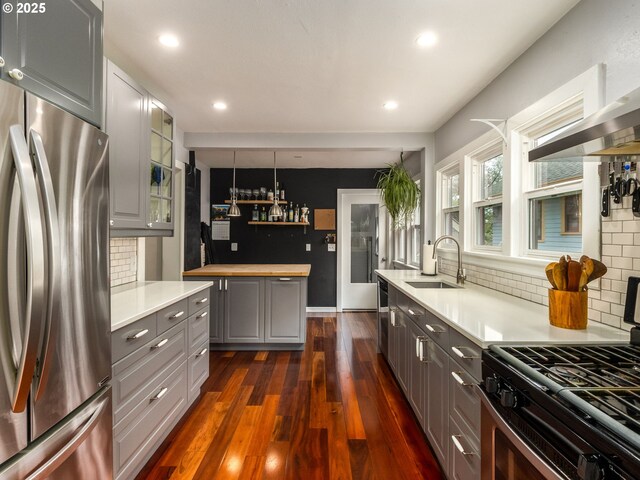 1405 NE 47th Ave, Portland, OR 97213 - kitchen with stainless steel appliances, gray cabinetry, backsplash, dark wood-type flooring, and recessed lighting