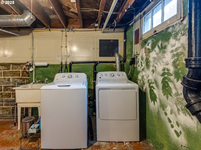 1405 NE 47th Ave, Portland, OR 97213 - laundry room featuring separate washer and dryer