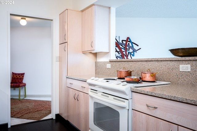 kitchen with dark hardwood / wood-style floors, tasteful backsplash, light brown cabinets, and white range