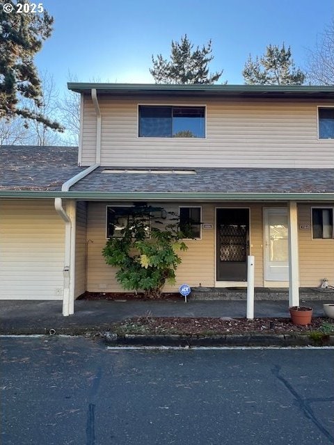 entrance to property featuring covered porch