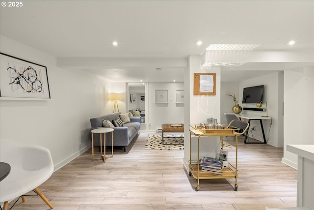 living area featuring recessed lighting, baseboards, and light wood-style flooring