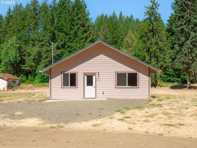 view of front of home featuring an outdoor structure