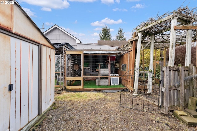 view of yard featuring an outdoor structure