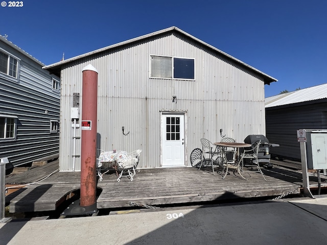 4 E Port Marina Dr Unit 304, Hood River, OR 97031 - back of property with a deck