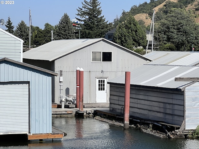 back of house featuring an outdoor structure and a garage