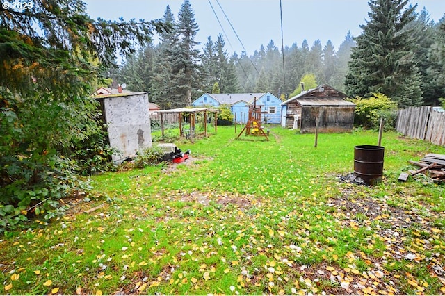 view of yard featuring an outdoor structure