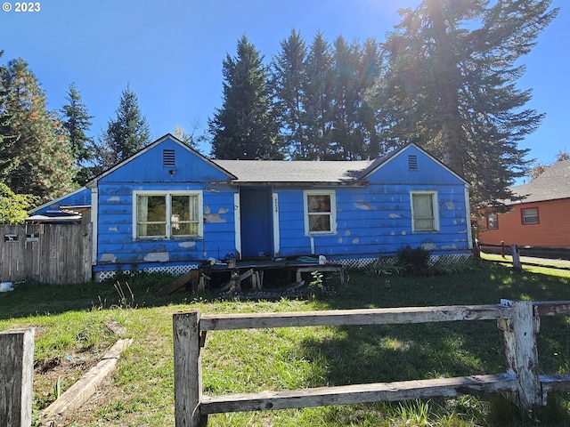 view of front facade featuring a front yard