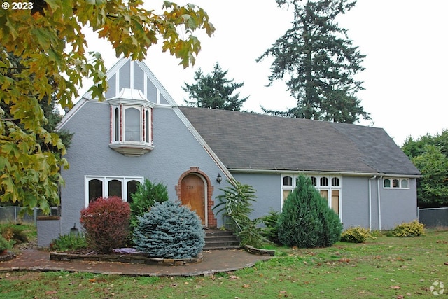 view of front of home with a front lawn