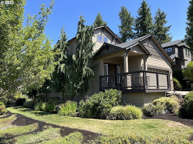 view of front of house featuring a front lawn