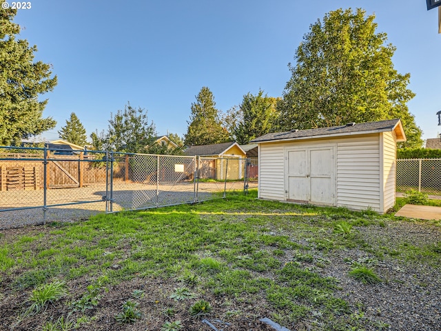 view of yard featuring a shed